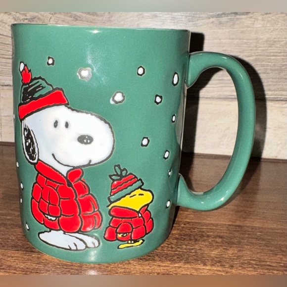Super Cute 🥰 Peanuts Snoopy & Woodstock in Puffer Jackets 🧥 Snow Green Mug - Picture 12 of 13